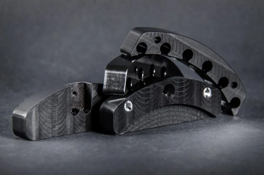 Schwarzes, mechanisches Metallbauteil.